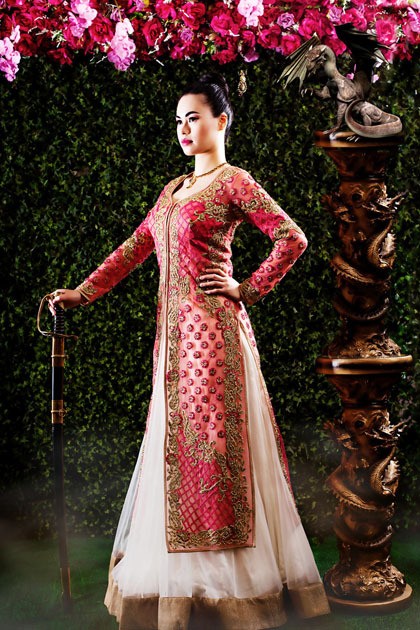 Mulan menjadi putri Disney pertama yang berasal dari Asia Timur. Mulan yang dalam film ditampilkan sebagai pejuang wanita terlihat elegan dan glamour ketika bertransformasi menjadi pengantin India. (Foto: Dok. Amri Grewal)