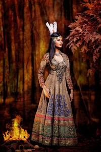 Karakter Pocahontas dirilis Disney pada 1995. Jika dalam film Pocahontas tampil sederhana dengan busana khas suku Indian, sosoknya bisa berubah menjadi glamour ketika menjadi pengantin India. Apalagi busana khas wanita India identik dengan payet, bebatuan dan bordir. (Foto: Dok. Amri Grewal)