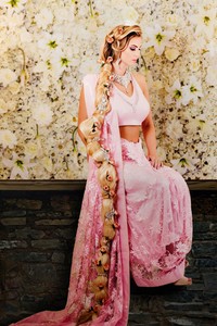 Seperti inilah jadinya ketika Putri Rapunzel yang identik dengan rambut super panjangnya bergaya menjadi pengantin India. Jasmine, wanita di balik ide unik ini, mendandani seorang model menjadi ala Rapunzel dengan kain sari yang panjangnya sama seperti rambut sang putri. (Foto: Dok. Amri Grewal)