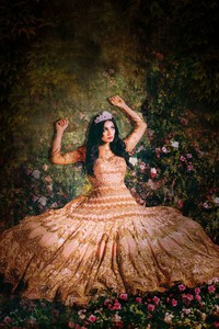 Putri Aurora dari kisah Sleeping Beauty yang sering ditampilkan dengan gaun pink bertransformasi menjadi pengantin India dengan mengenakan gaun emas. Detail bebatuan dan bordir pada gaun membuat penampilan Aurora menjadi lebih mewah dibandingkan ketika dia memakai gaun pink. (Foto: Dok. Amri Grewal)