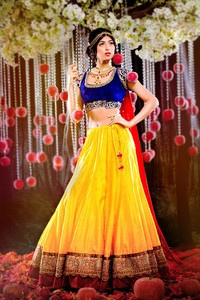 Snow White atau Putri Salju identik dengan gaun biru dan kuning. Warna yang sama ditampilkan Jasmine ketika mendadani model menjadi Putri Salju ala India. Hanya saja sang putri memakai atasan yang memperlihatkan perut dan rok lebar yang bagian bawahnya penuh bordir. (Foto: Dok. Amri Grewal)