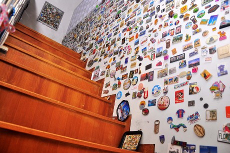 Ratusan Gantungan Kunci Hingga Pintu Postcard di Rumah Asma Nadia Ratusan Gantungan Kunci Hingga Pintu Postcard di Rumah Asma Nadia