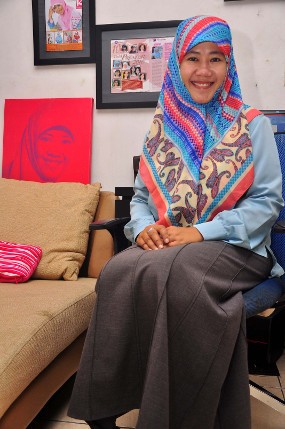 Ruang Kerja Serba Berantakan ala Penulis Asma Nadia