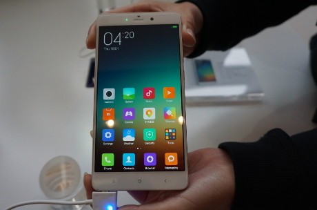 Xiaomi Mi Note, Si Tipis Penantang iPhone 6 Plus