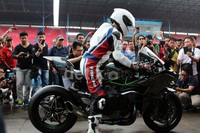 Kawasaki Ninja H2 ini memiliki mesin supercharged 988 cc DOHC 16 katup. Mesin itu mampu meraih tenaga maksimum hingga 200 PS. Mesin yang digunakan didesain oleh desainer Kawasaki Motor yang dikembangkan bersama perusahaan lainnya dalam grup KHI, sebut saja Gas Turbine & Machinery Company, Aerospace Company dan Corporate Technology Division.
