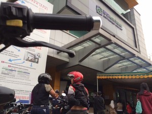 Boleh Ditiru! Antre di Kantor BPJS Diwakili Helm dan Botol Minum