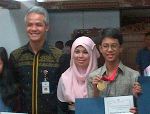 Anak Raih Emas Lomba Sains di Korsel, Gubernur Ganjar: Bapake Keset Pol