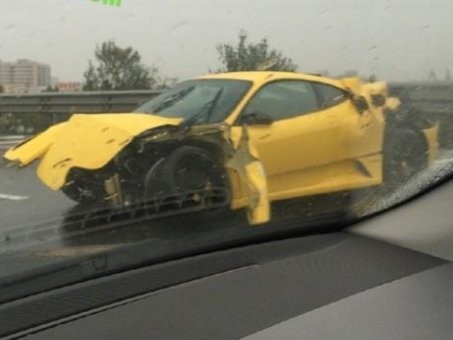 Hilang Kontrol di Jalanan, Ferrari Ini Hancur