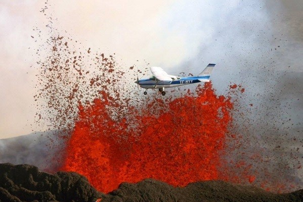 Demi Foto, Traveler Ini Nekat Hampiri Semburan Lahar Panas