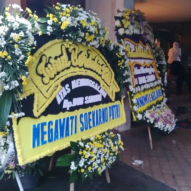 Karangan Bunga Duka Cita Jokowi dan Megawati di Rumah Bob Karangan Bunga Duka Cita Jokowi dan Megawati di Rumah Bob