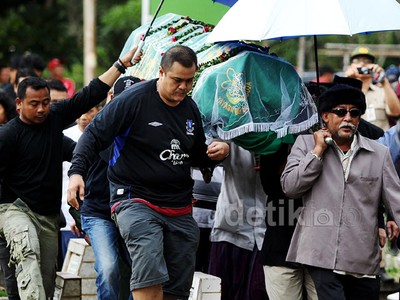 Jenazah Bob Sadino Dimakamkan