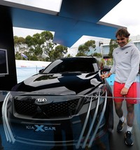Rafael Nadal didapuk sebagai orang yang memamerkan mobil itu di ajang Australia Terbuka 2015. Istimewa/KIA.