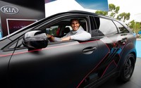 Rafael Nadal berpose dengan mobil KIA Sorento yang sudah dimodifikasi dengan cakar-cakar Wolverine. Istimewa/KIA.