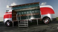 Sebagai bus parade, ukuran bus ini cukup besar dan mengusung mesin diesel dua-stroke, enam silinder yang bertenaga 145 hp. Istimewa/Barret Jackson.
