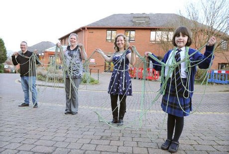 Bantu Pasien Kanker, Bocah Ini Bikin Loom Band 170 Meter untuk Galang Dana