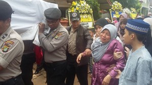 Istri Iptu Lubis: Pak... Jangan Tinggalkan Kami!