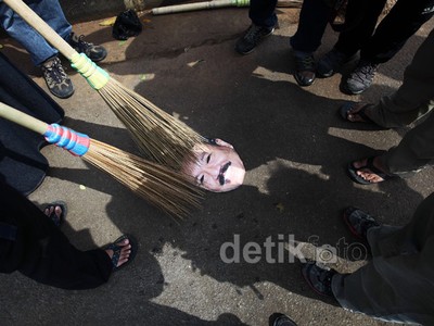 Ketika Komjen Budi Disapu Pendemo