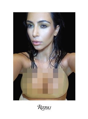 Kim Kardashian Ungkap Cover Buku Kumpulan Selfie
