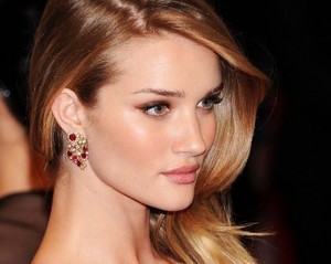 Rosie Huntington-Whiteley Rilis Lingerie Seksi Dalam Rangka Hari Valentine