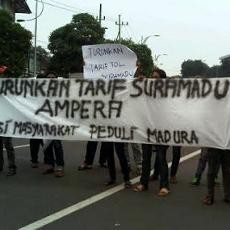 Masyarakat Madura Minta Presiden Jokowi Hapus Tarif Tol Suramadu Masyarakat Madura Minta Presiden Jokowi Hapus Tarif Tol Suramadu