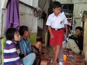 Bocah Kelas 5 SD Ini Mengurus Ayah dan 2 Kakaknya yang Lumpuh Seorang Diri