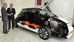 Pangeran Charles di Pabrik Mobil Listrik
