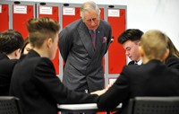 Dalam kunjungan kerja pertama di 2015 itu, Charles tak hanya meninjau pabrik, tetapi juga bertemu dengan anak-anak sekolah di sekitar pabrik. Istimewa/Nissan.