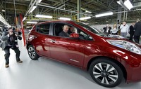Pangeran Charles sempat menikmati kenyamanan Nissan Leaf. Dia duduk di bangku depan dan terlihat semringah. Istimewa/Nissan.