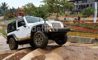 Jeep Wrangler 3.0 yang baru diluncurkan ini dibanderol mulai dari Rp 790 juta hingga Rp 1,015 miliar off the road. Harga itu tergantung dengan varian Jeep Wrangler 2015.