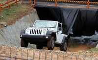 Usai diluncurkan, Jeep Wrangler itu langsung diujicoba.