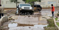 Jeep Wrangler melintasi jalanan berlumpur.