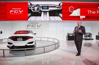 John Mendel, Executive Vice President, Automobile Division, American Honda Motor Co., Inc. berbicara mengenai Honda FCV kepada wartawan di Detroit, Amerika. Pool/dok Honda.