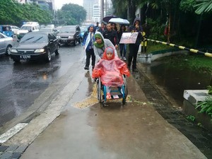 Minta Diperbanyak, Penyandang Disabilitas Serahkan Guiding Block untuk Ahok