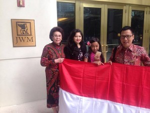 Elvira Tampil di Panggung Miss Universe, Bendera Merah Putih Berkibar