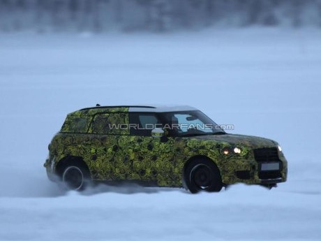MINI Countryman Model Terbaru Ngedrift di Danau Beku
