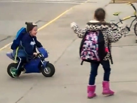Walah, Bocah TK Ini Pacu Motor Sport Mungil ke Sekolah