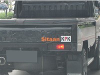 Mobil pikap ini ditempeli stiker bertuliskan Sitaan KPK.