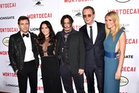 Ia juga sempat berfoto bersama Ewan McGregor, Johnny Depp, Paul Bettany dan Gwyneth Paltrow. Kevin Winter/Getty Images/detikFoto.