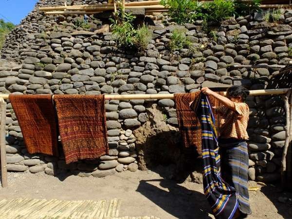 Blusukan ke Lombok & Flores, Ini Tempat Belanja Kain Tenunnya