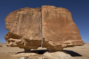 Misteri di Arab Saudi, Batu Terbelah Dua di Padang Pasir