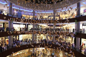 Di Dubai Bisa Belanja Sambil Nonton Ratusan Hiu!