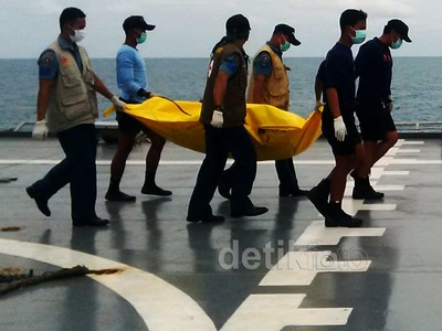 6 Jenazah Korban AirAsia Dievakuasi