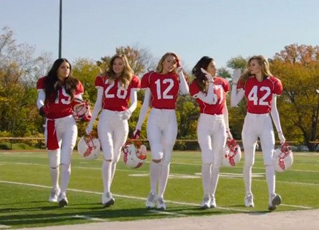 Apa Jadinya Jika Model Lingerie Beraksi Jadi Pemain American Football?