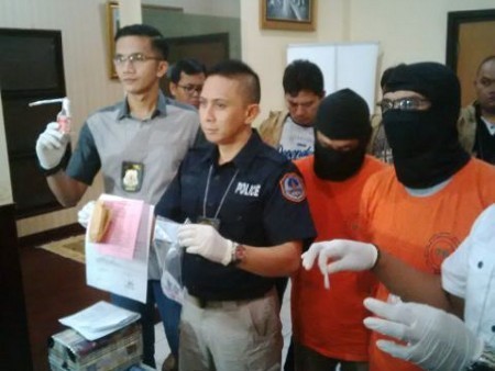 Dirilis Polisi, Ari Padi Acungkan Salam Metal