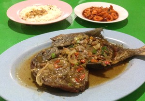 Seafood Ibu Ary 28: Gurih Wangi Ikan Masak Tauco dan Cumi Saos Padang