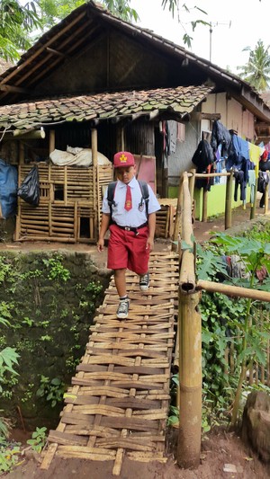 Seperti ini Kondisi Rumah Ridwan yang Dikelilingi Kandang Ayam
