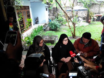 Busana Bambang Widjojanto Saat Ditangkap: Baju Koko dan Bersarung