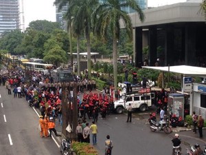 Massa Pro dan Kontra KPK Berhadap-hadapan Saling Orasi