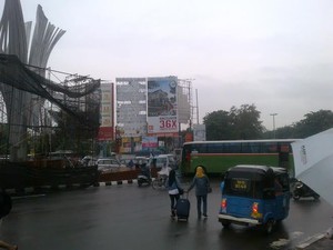 Traffic Light Mati, Begini Suasana Semrawut Perempatan di Kelapa Gading