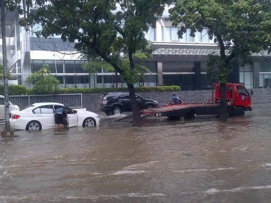 Terjebak Banjir, BMW Putih ini Mogok di Kelapa Gading
